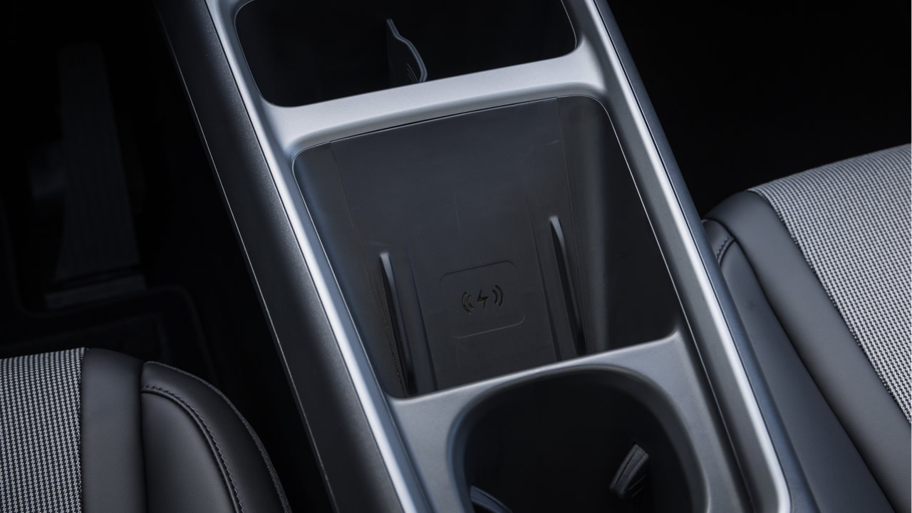BYD Dolphin G DM-i - bezprzewodowa ładowarka smartfona