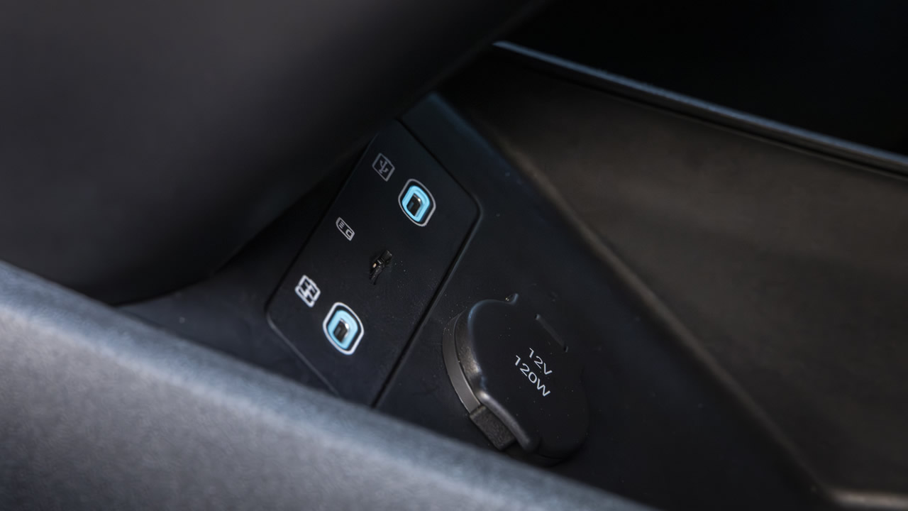 BYD Dolphin G DM-i - złącza USB