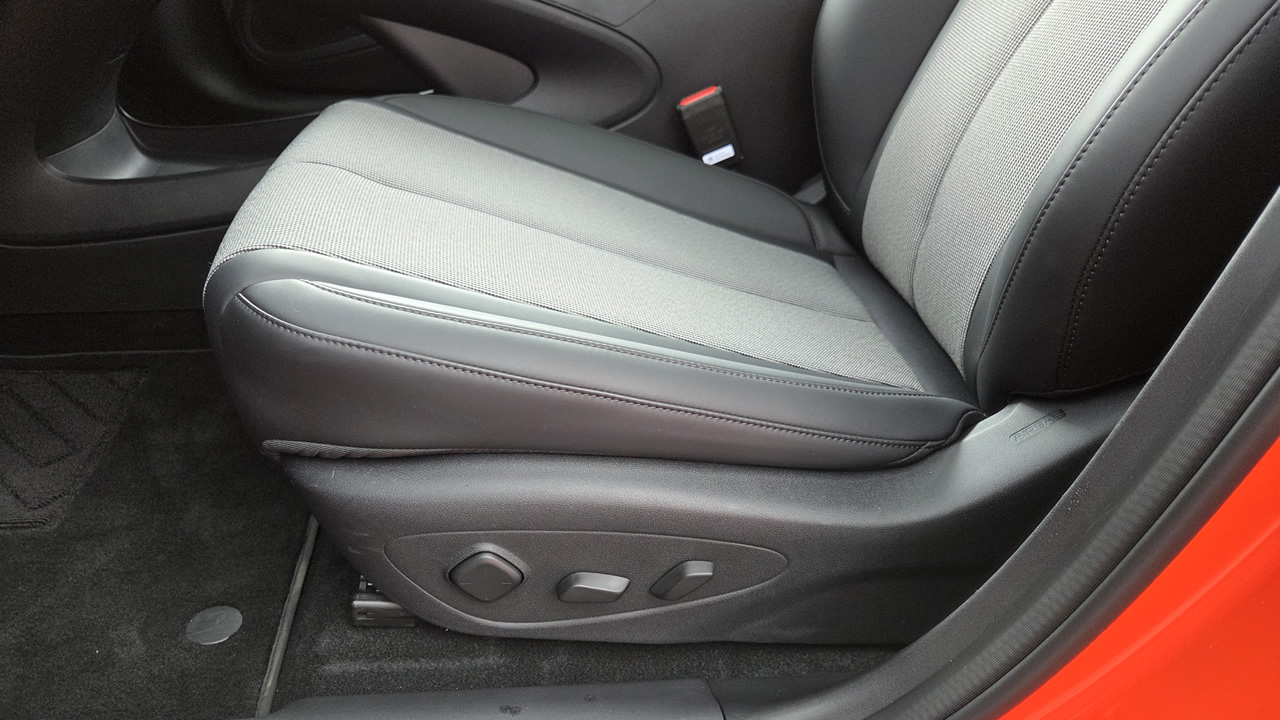 BYD Dolphin G DM-i - regulacja fotela kierowcy