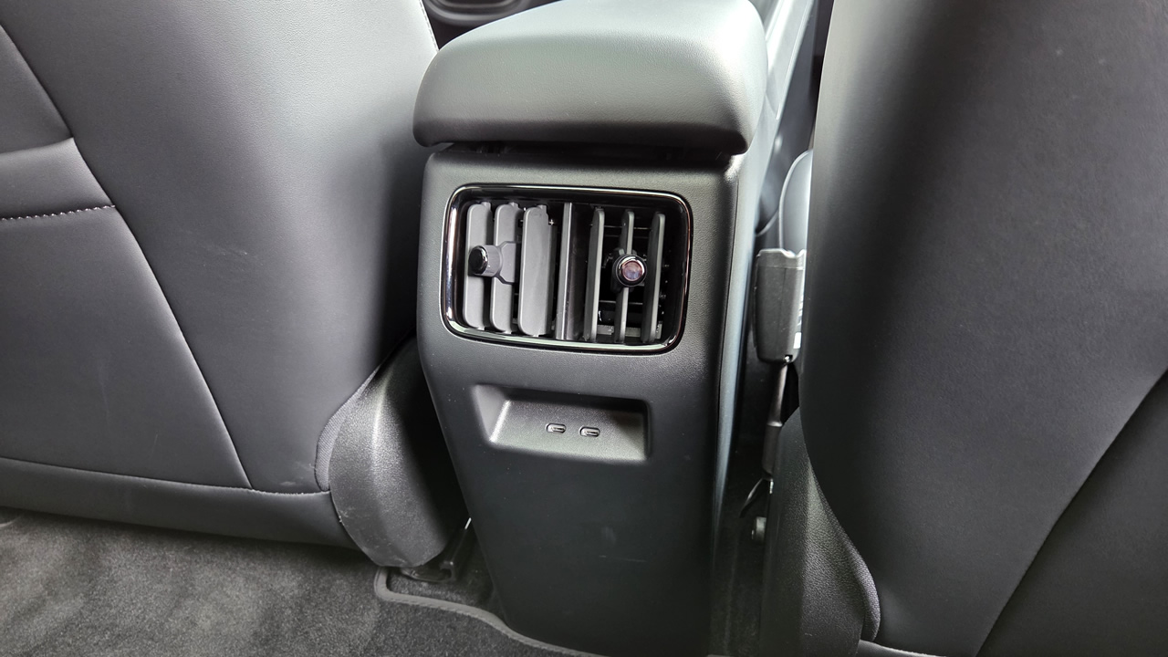 BYD Dolphin G DM-i - nawiewy klimatyzacji z tyłu