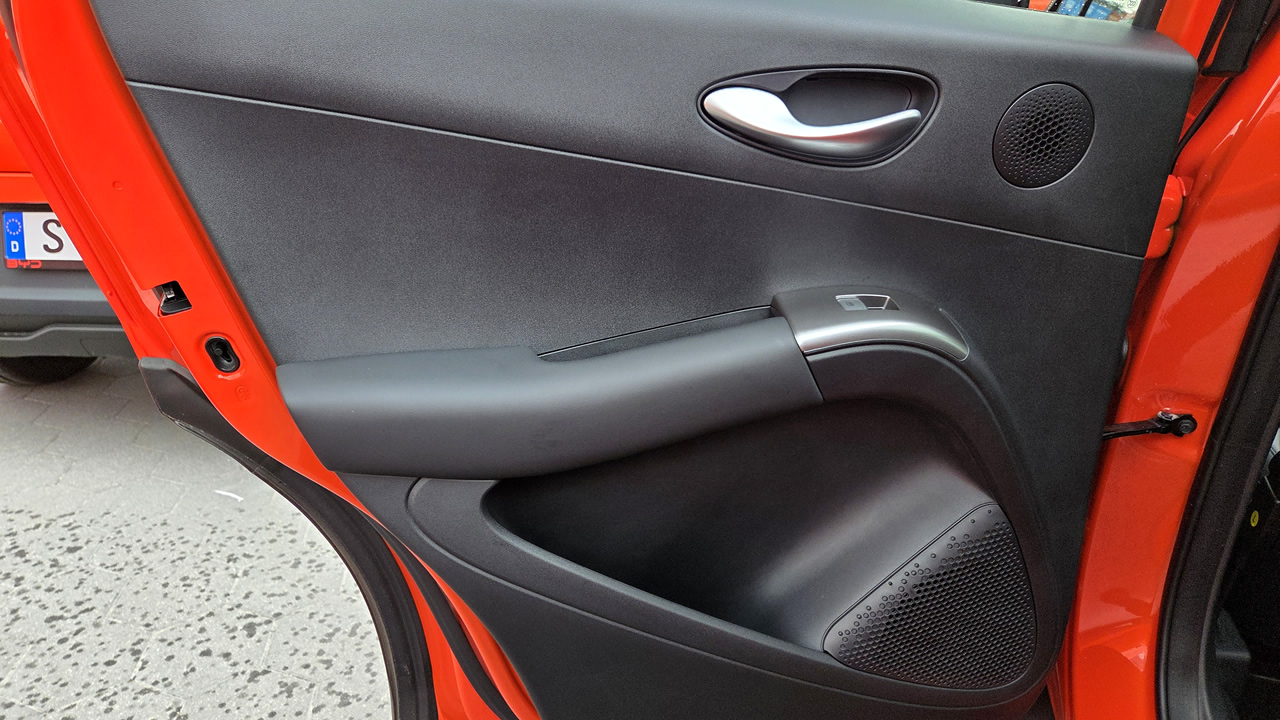 BYD Dolphin G DM-i - miękko pod łokciem nawet na tylnych drzwiach