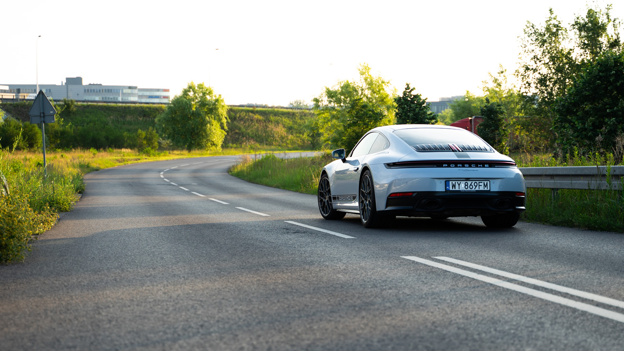 Porsche 911 Carrera ma zaskakująco neutralną charakterystykę