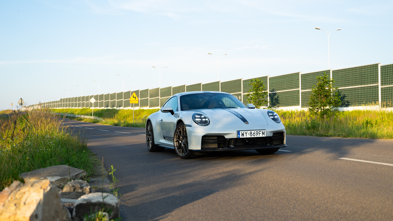 Za kierownicą Porsche 911 Carrera czujemy się jak w aucie prawdziwie sportowym