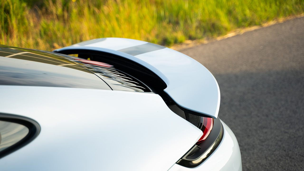 Porsche 911 Carrera - tylny spojler unosi się w trybie Sport Plus