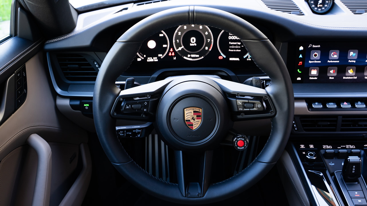 Kierownica Porsche 911 ma idealny kształt i jest obszyta wysokiej jakości skórą