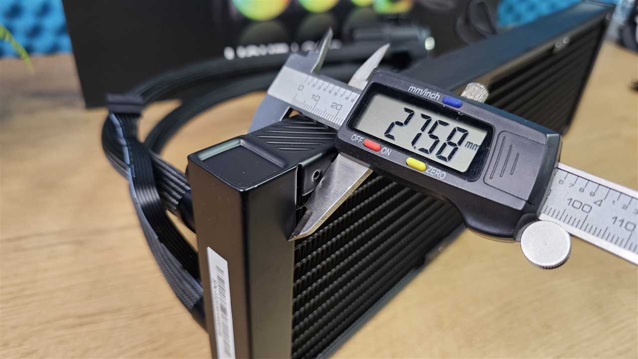 be quiet! Light Loop IO LCD 360 mm – lamele i port do uzupełniania cieczy