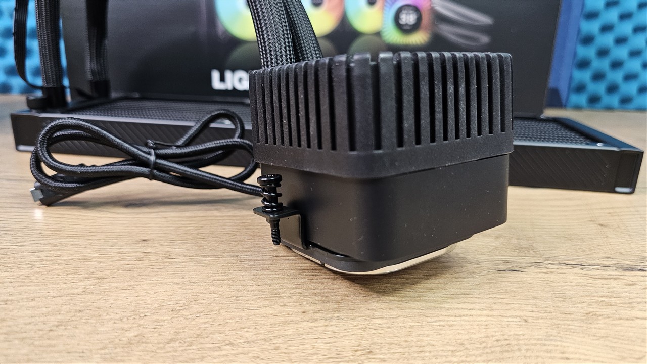 be quiet! Light Loop IO LCD 360 mm – blok z ekranem IPS