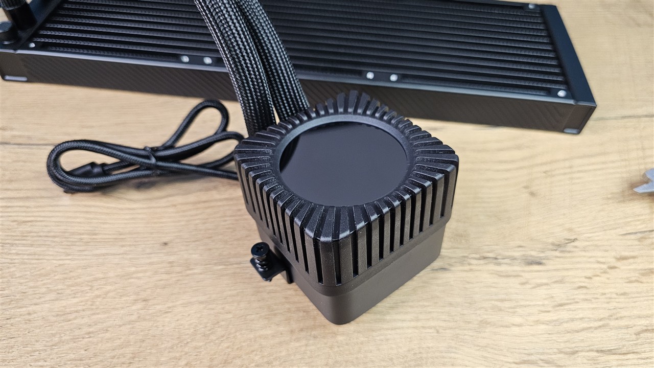 be quiet! Light Loop IO LCD 360 mm – blok z ekranem IPS