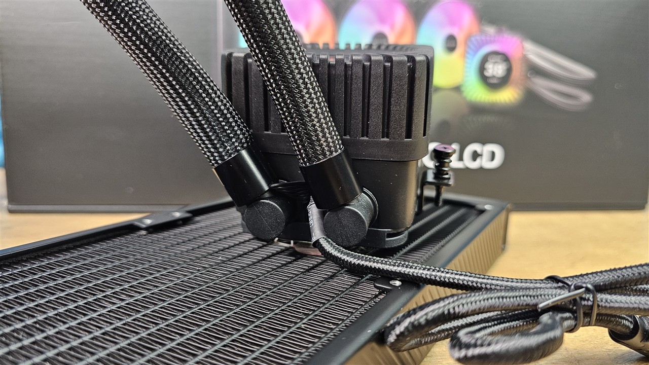 be quiet! Light Loop IO LCD 360 mm – elastyczne węże w oplocie