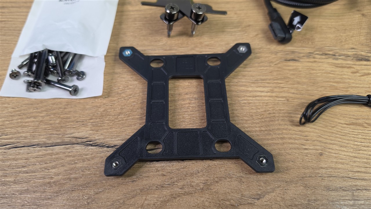 Corsair iCUE LINK TITAN II 360 RX LCD – wyposażenie zestawu