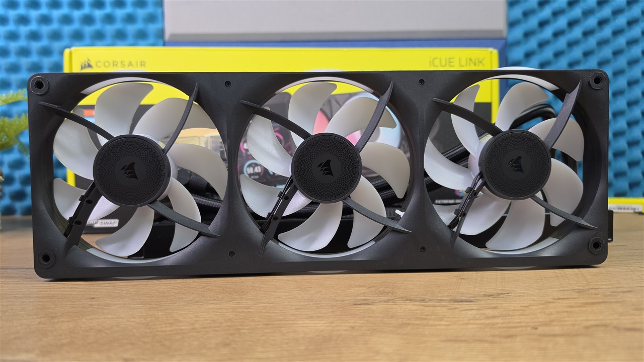 Corsair iCUE LINK RX360 II – złącza iCUE LINK i prowadzenie przewodów