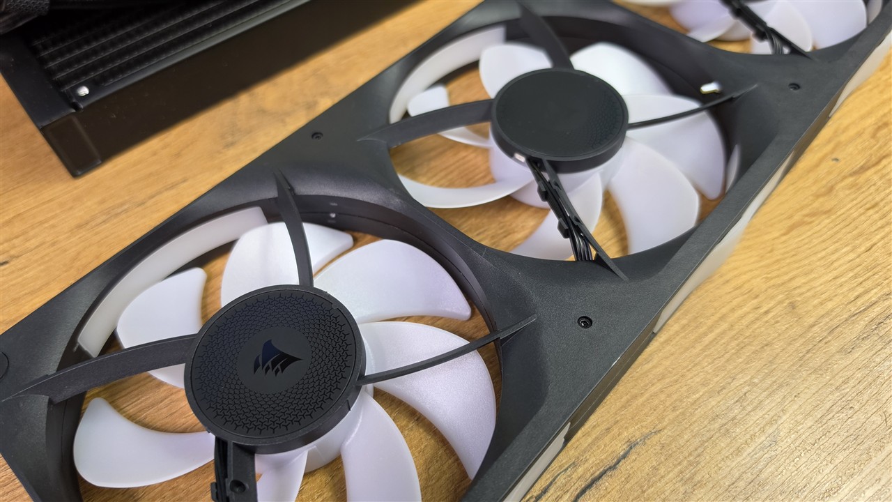 Corsair iCUE LINK RX360 II – złącza iCUE LINK i prowadzenie przewodów