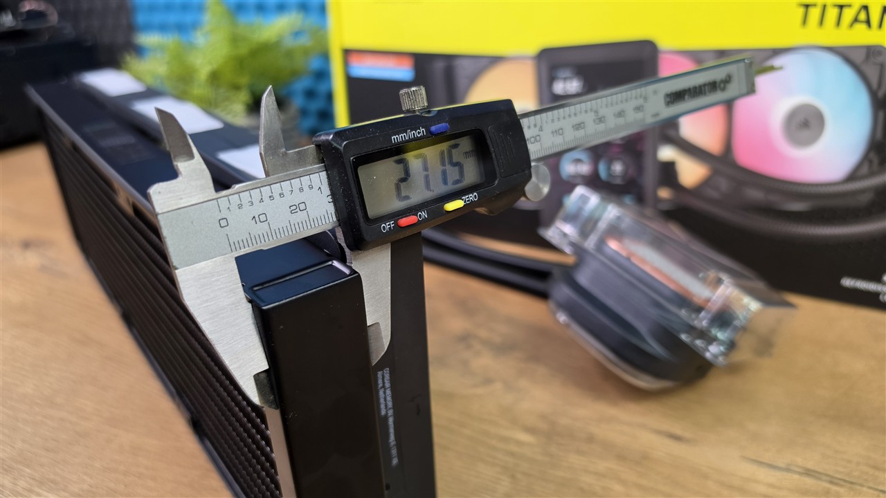 Corsair iCUE LINK TITAN II 360 RX LCD – zoptymalizowane lamele radiatora i węże