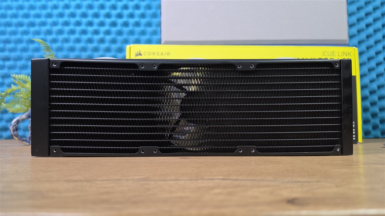 Corsair iCUE LINK TITAN II 360 RX LCD – zoptymalizowane lamele radiatora i węże