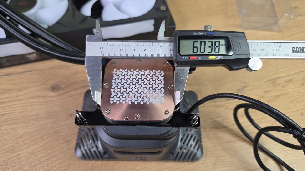 Corsair iCUE LINK TITAN II 360 RX LCD – miedziana wypukła zimna płyta