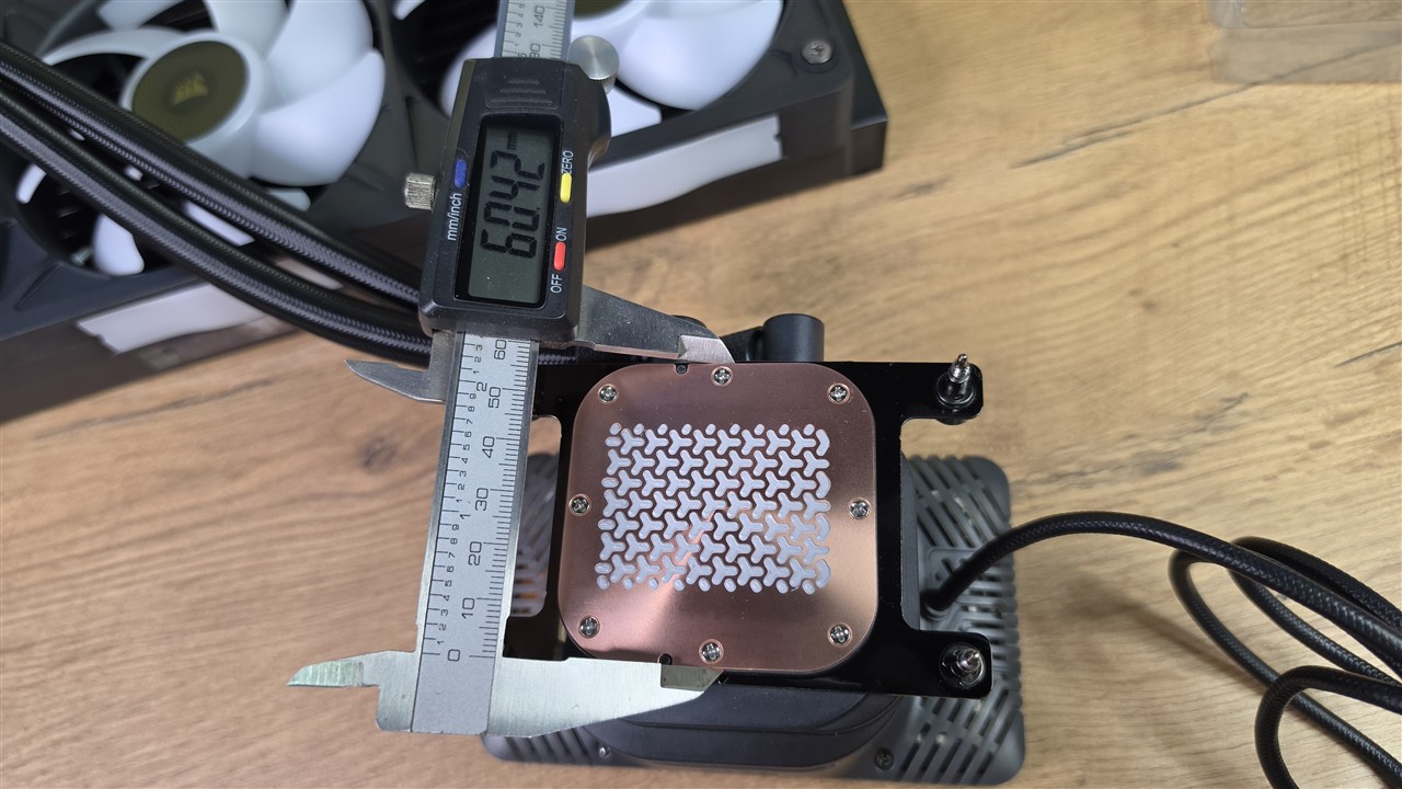 Corsair iCUE LINK TITAN II 360 RX LCD – miedziana wypukła zimna płyta