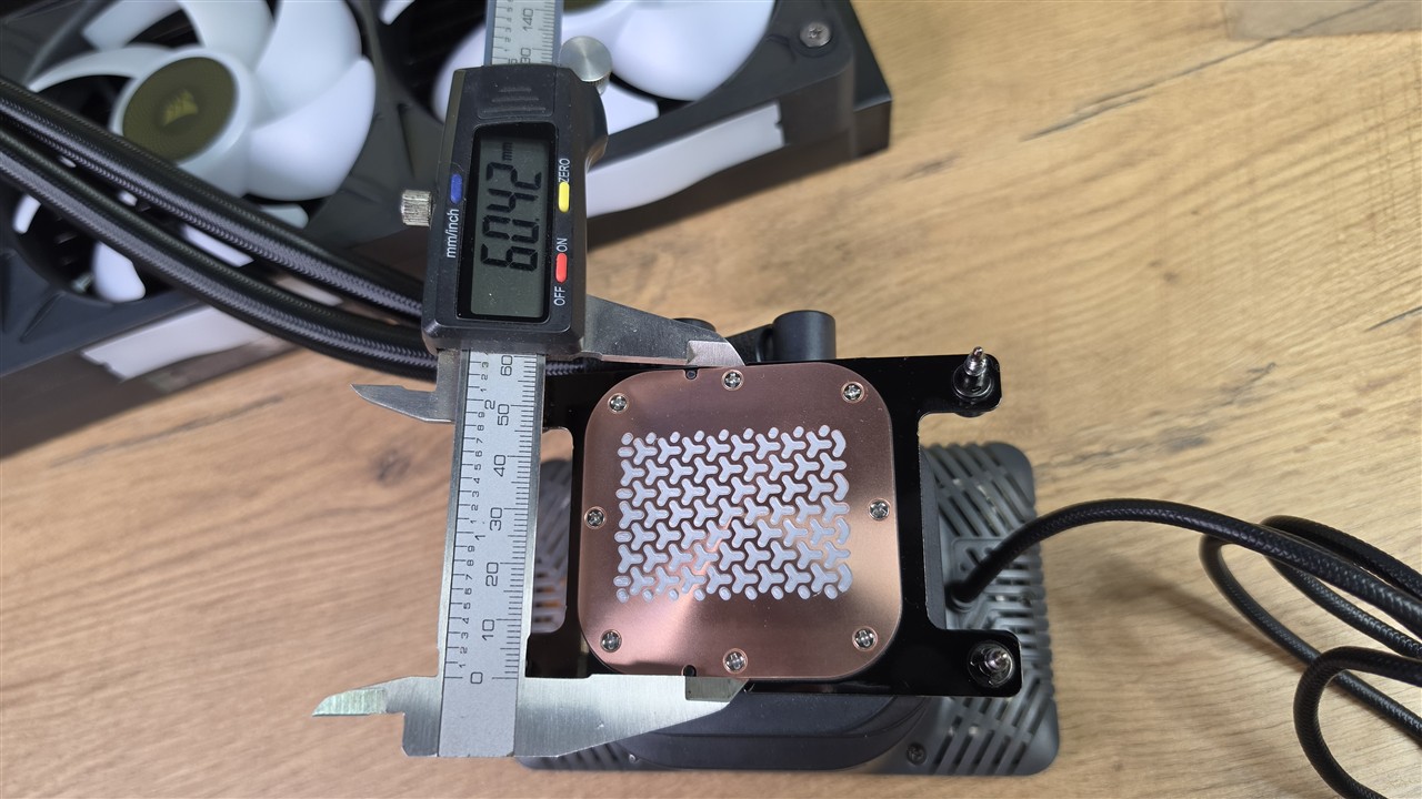 Corsair iCUE LINK TITAN II 360 RX LCD – miedziana wypukła zimna płyta