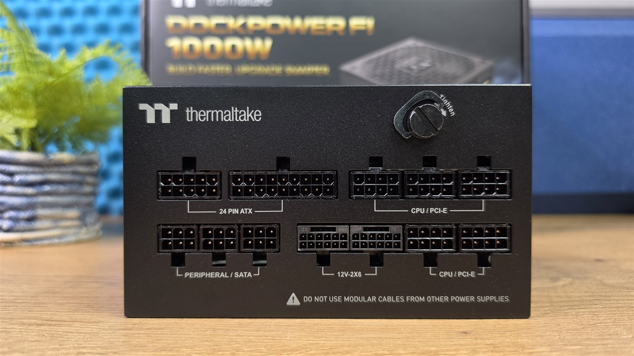 Thermaltake Dockpower FI 1000 W - odłączany moduł złączy i system Dockpower