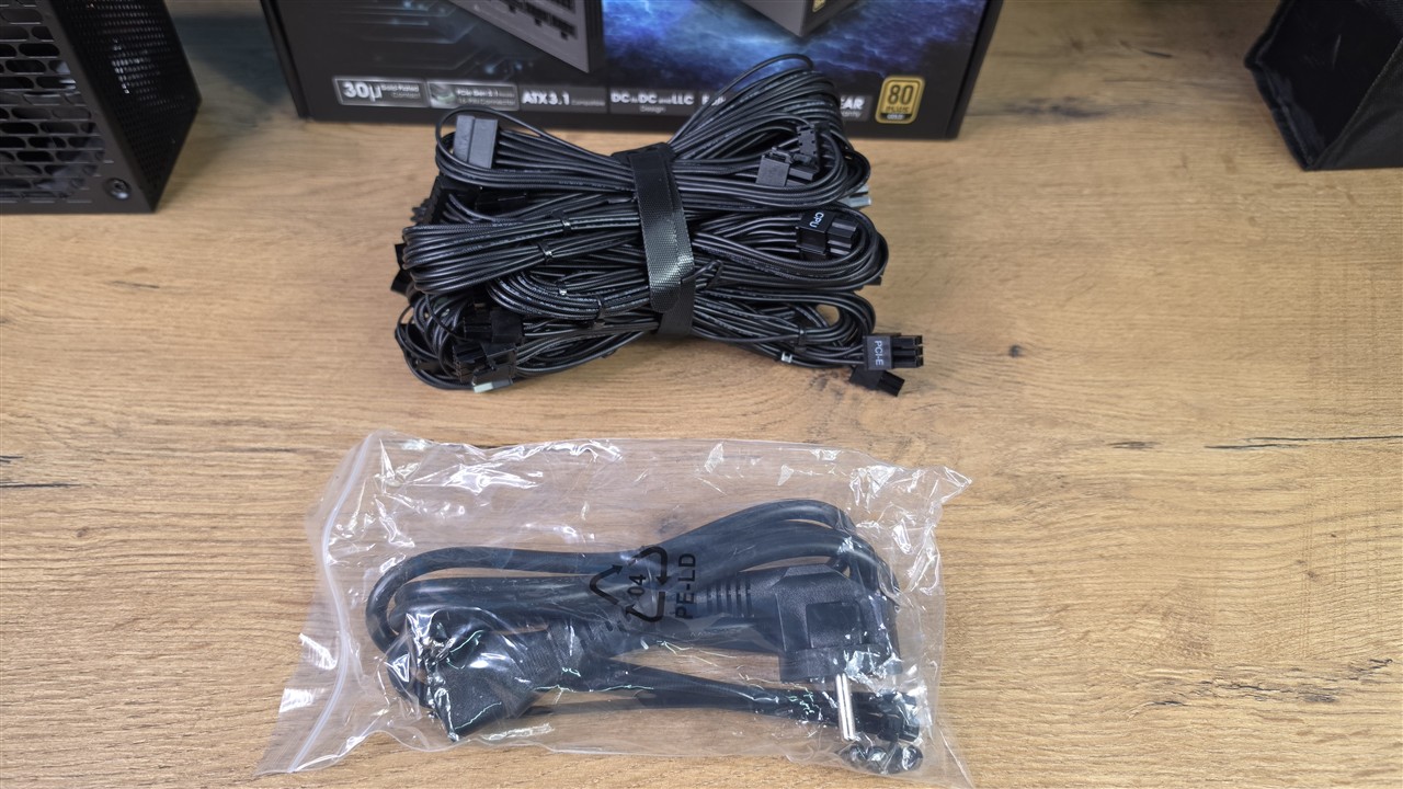 Thermaltake Dockpower FI 1000 W - wyposażenie i zawartość opakowania
