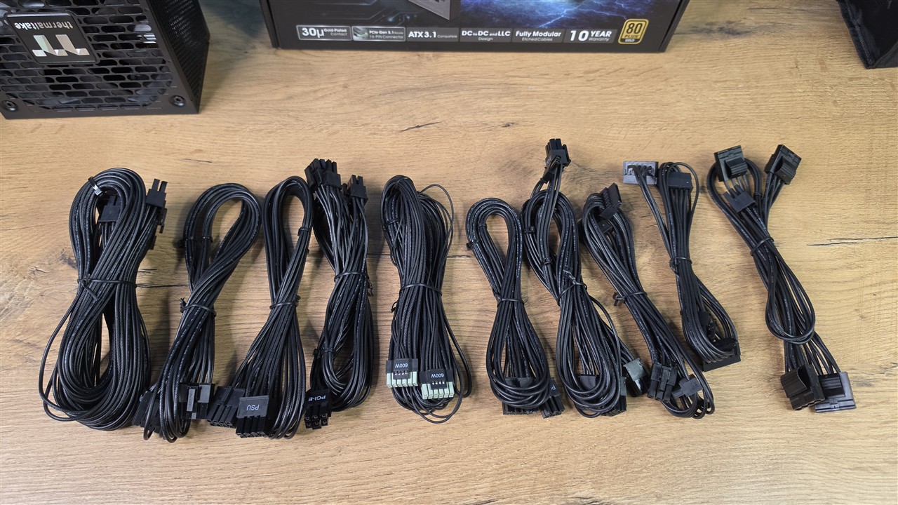 Thermaltake Dockpower FI 1000 W - modularne okablowanie