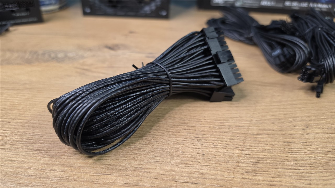 Thermaltake Dockpower FI 1000 W - modularne okablowanie