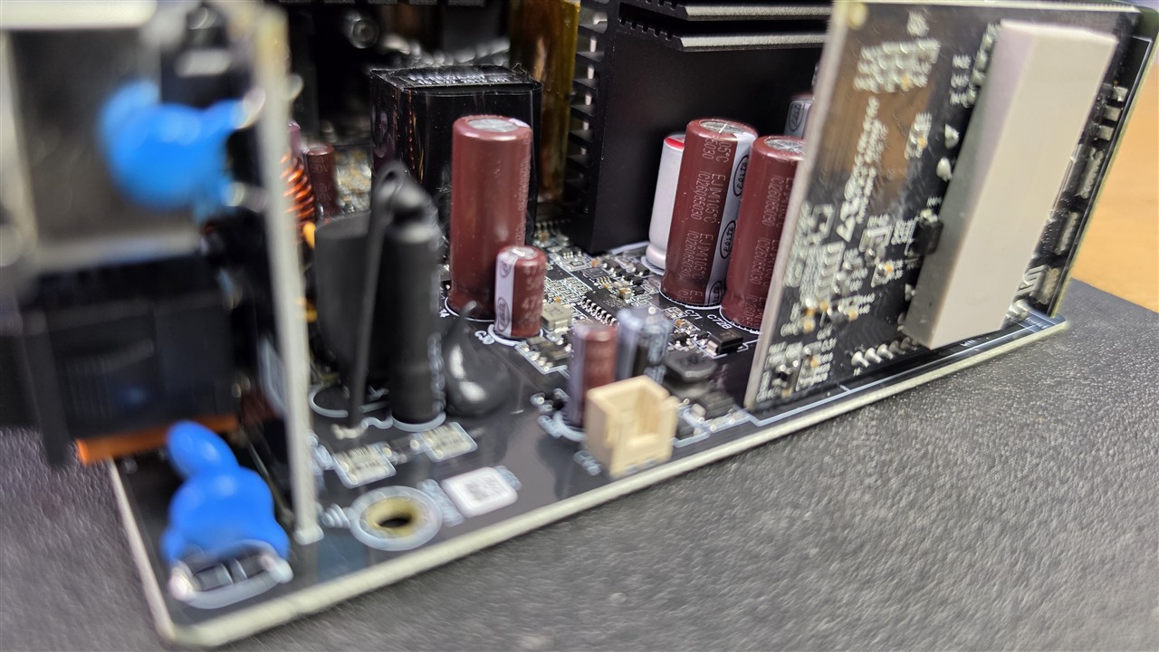 ASUS TUF Gaming 1200P - analiza elektroniki, komponentów, tranzystorów GaN i kondensatorów