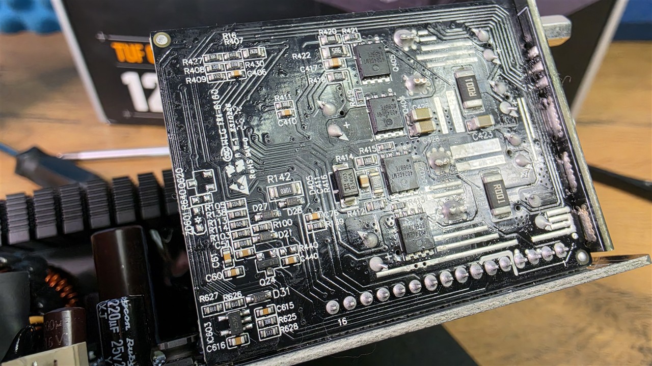 ASUS TUF Gaming 1200P - analiza elektroniki, komponentów, tranzystorów GaN i kondensatorów