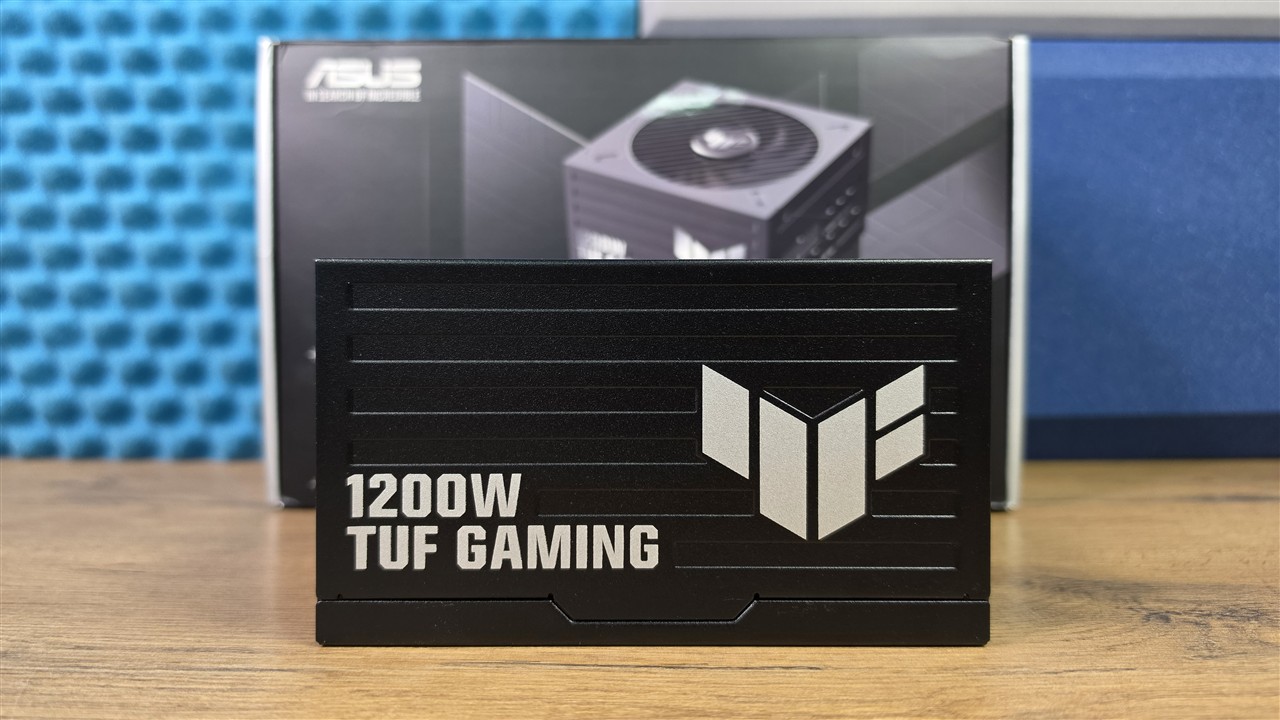 ASUS TUF Gaming 1200P - boczne ścianki z nadrukami TUF Gaming i oznaczeniem mocy 1200 W