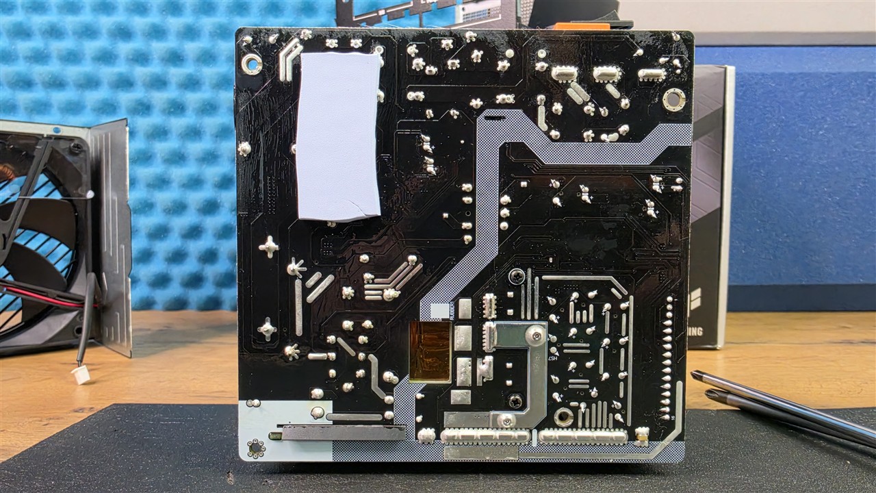 ASUS TUF Gaming 1200P - jakość lutowania i spód laminatu PCB