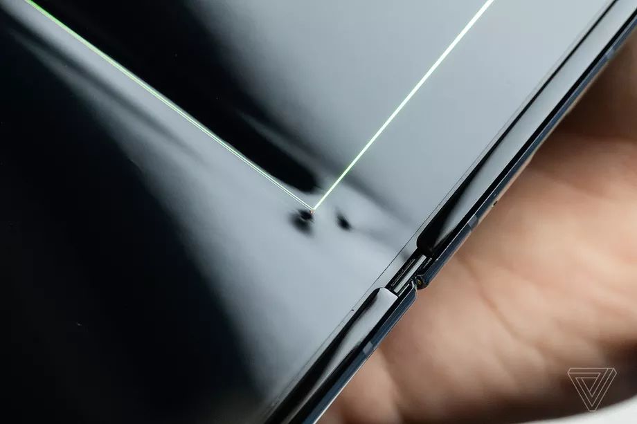 Ekran Galaxy Fold potrafi zepsuć się pod jednym dniu. Samsung ma problem