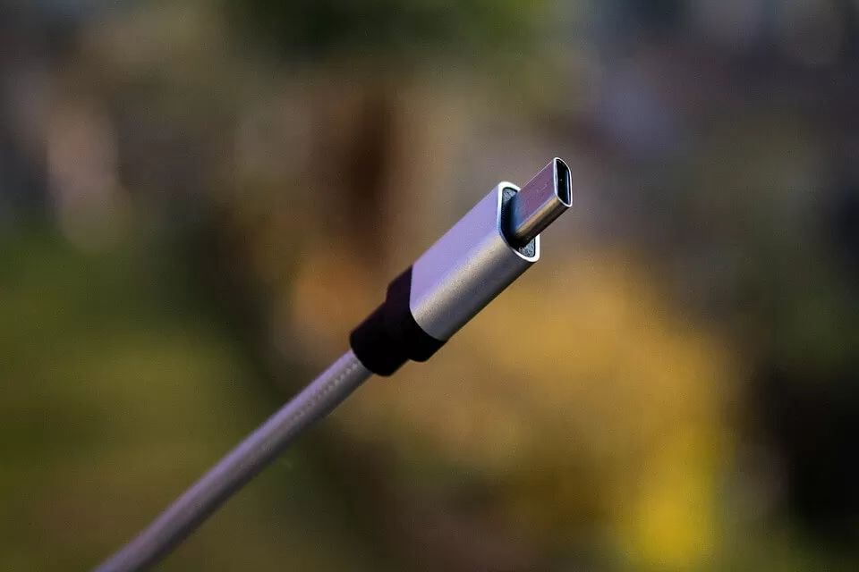 UE w końcu zmusi Apple do stosowania USB-C w iPhone'ach? Nowe przepisy coraz bliżej