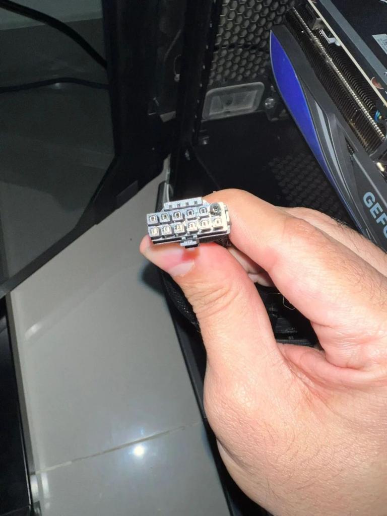 GeForce RTX 4090 - stopiła się prawidłowo wpięta wtyczka zasialania. NVIDIA ma duży problem