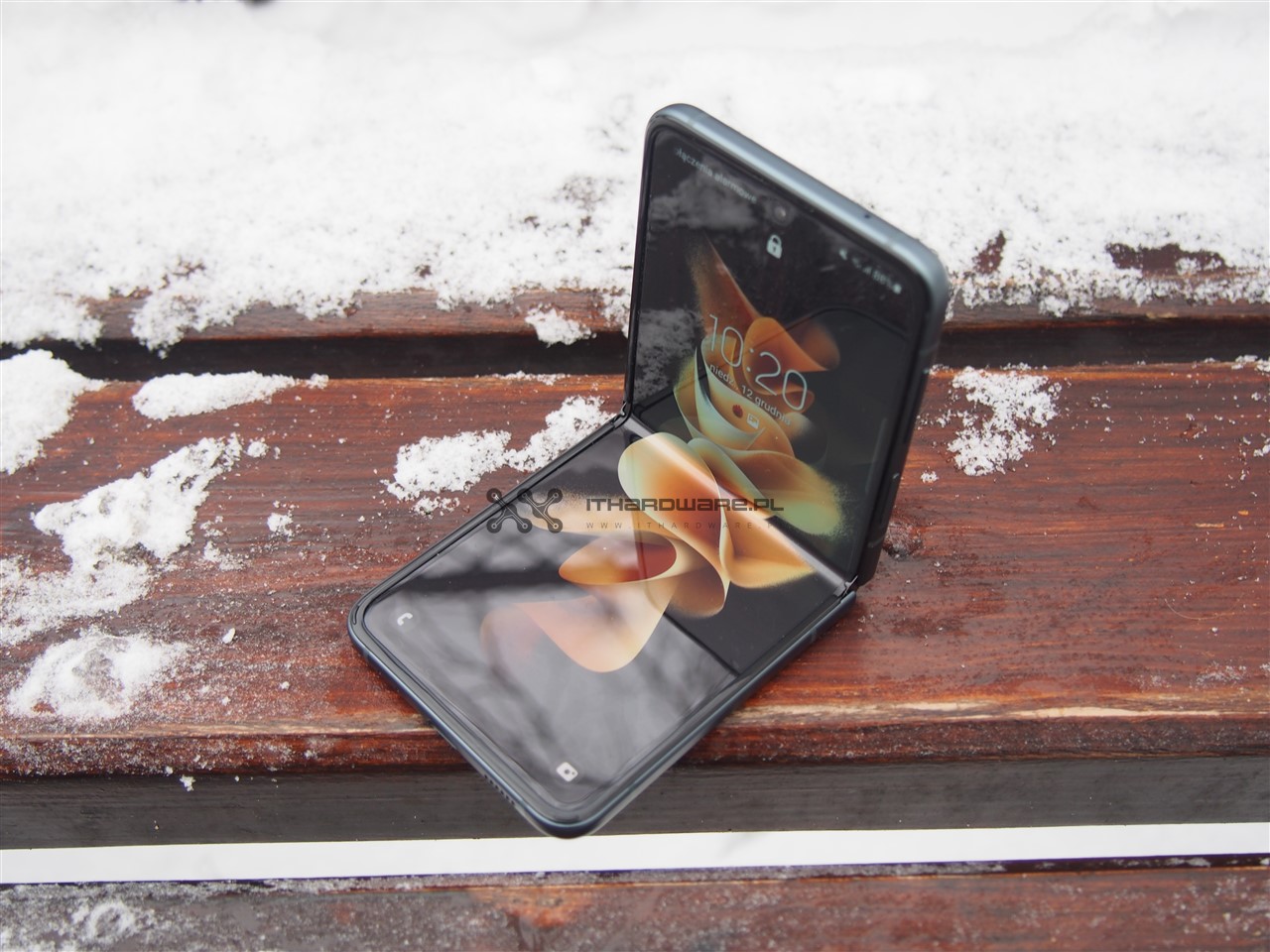 Samsung Galaxy Z Flip3 5G - test najtańszego smartfona z elastycznym wyświetlaczem. Warto? 