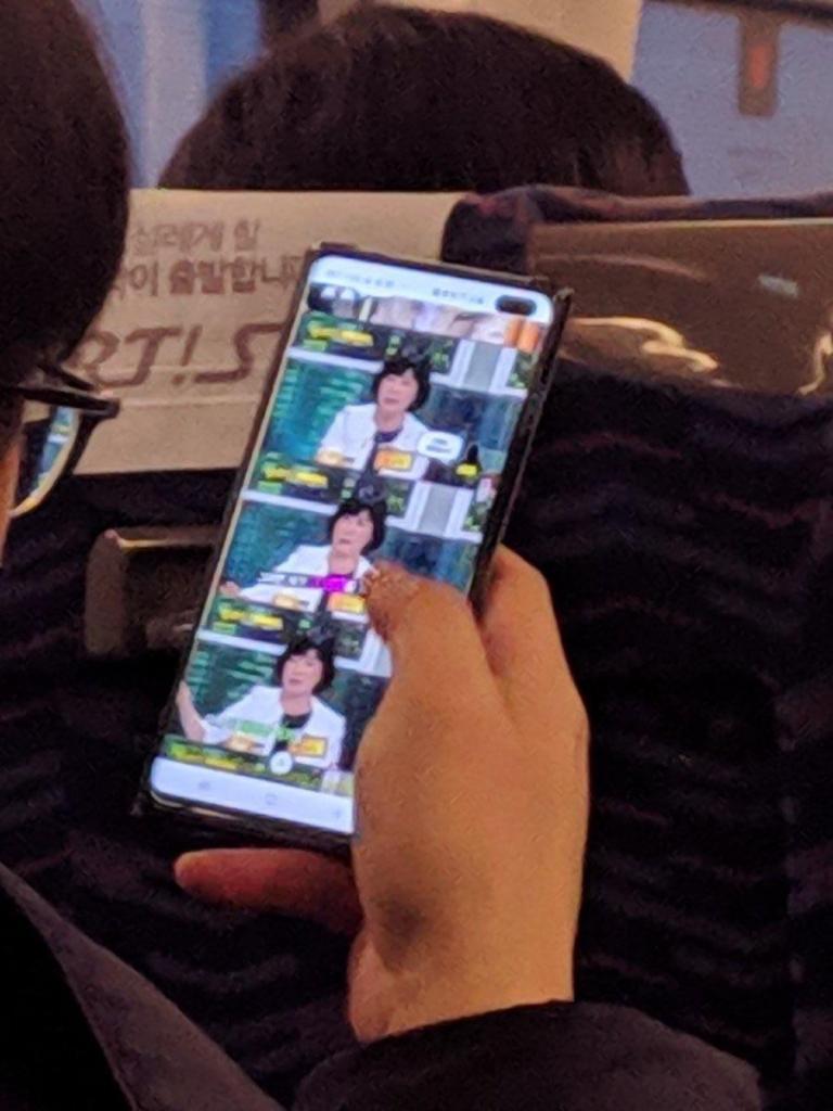Samsung Galaxy S10+ zaprezentowany na zdjęciu