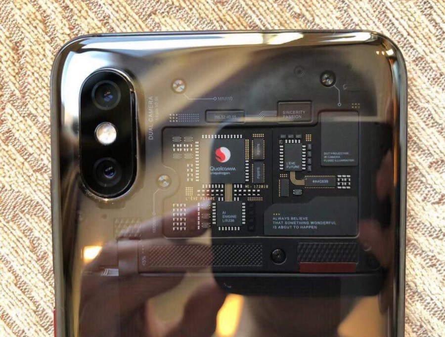 Przezroczysta obudowa w Xiaomi Mi 8 to fake?