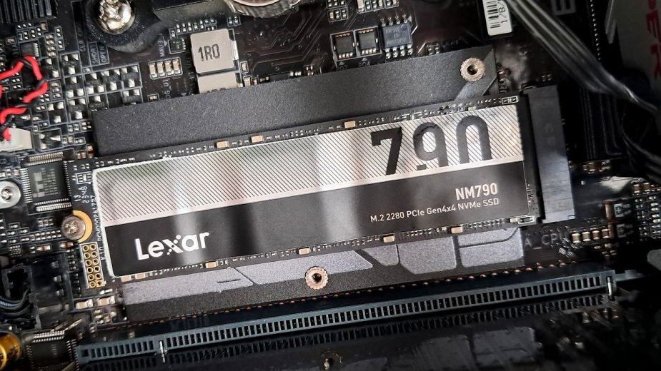 Dramatyczny spadek wydajności SSD PCIe 4.0. Porównuję działanie z radiatorem i bez